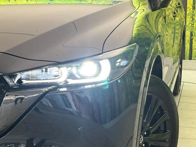 【LEDヘッドライト】悪天候や夜間走行時も良好な視界を確保し安心して運転できる高輝度LEDヘッドライトを装備！点灯速度が早く、消費電力も抑えられています。