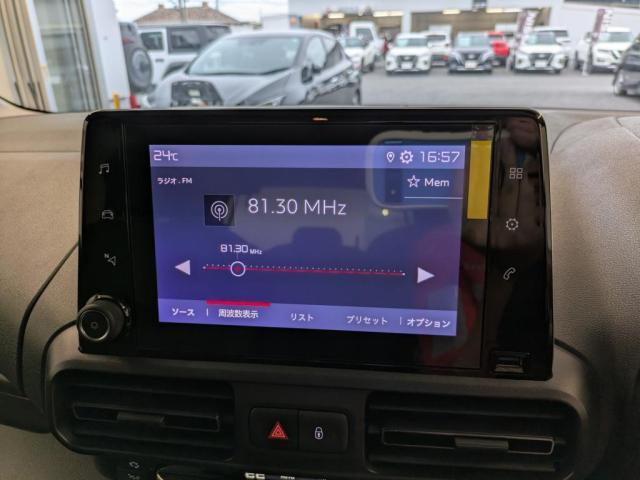 スマートフォンをUSB ケーブルで接続するだけで、マップ、通話、音楽などいつものアプリがそのまま利用可能な総合インフォテインメントシステムを装備。