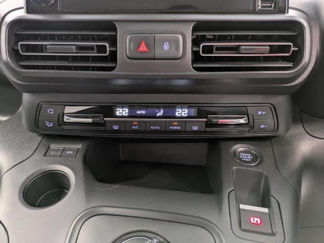 運転席及び助手席それぞれで温度調節可能なオートエアコンを装備。また、後席用のエアコン風量調整も可能。同乗者みんなが心地よく移動できる快適なドライブを実現。