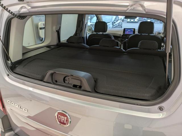 リアスペースが狭い駐車場などでも荷物の出し入れがしやすい、リアオープニングガラスハッチを採用。デールゲートを開けずにラゲッジスペースにアクセスできる、オーナーにうれしい装備。