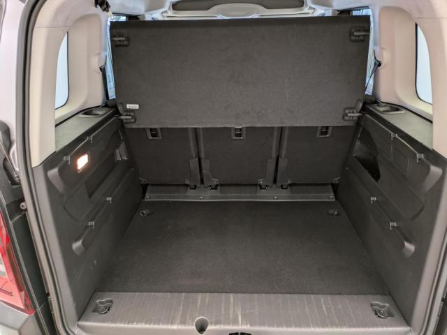 多彩なシートアレンジが可能な『Doblo』は最大2126Lもの広大なラゲッジスペースを実現。趣味を楽しんだり、家族や仲間とアウトドアへ出かけたり、多目的な用途に対応。
