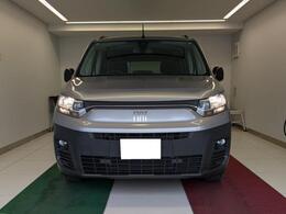 直線を生かしながらも親しみやすさを持つフロントデザインが特徴的なひと目でフィアットのモデルとわかるエクステリア。