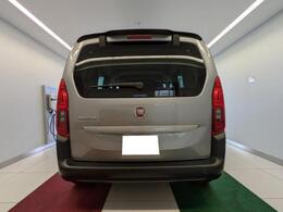 走行中に後側方レーダーセンサーにより、隣の車線を走行する車両をレーダーで検知。死角エリアに車両が存在する場合、ドアミラーインジケーターが点灯してドライバーに検知を知らせる。