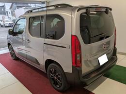 『Doblo』の足元をシックに飾るブラックの16インチアルミホイールを採用。町でもアウトドアでも、スタイリッシュな印象を演出。