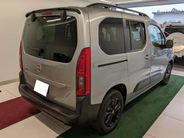 フロントバンパーのレーダーセンサーを使用し、前方の車両の加減速に応じて自動的にスピードを調整。車間距離を確保。（時速30km以上で使用可能）