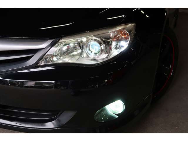 とっても明るいHIDヘッドライト☆フォグランプも付いておりますので、夜間や悪天候時も視界良好です♪