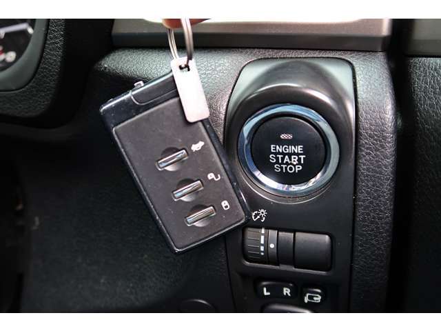 とっても便利なスマートキー♪キーを挿さずにエンジン始動＆ドアロックの開閉が可能♪