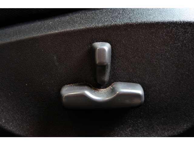 運転席は電動シートとなりますので、ドライブポジションの微調整もラクラクです☆