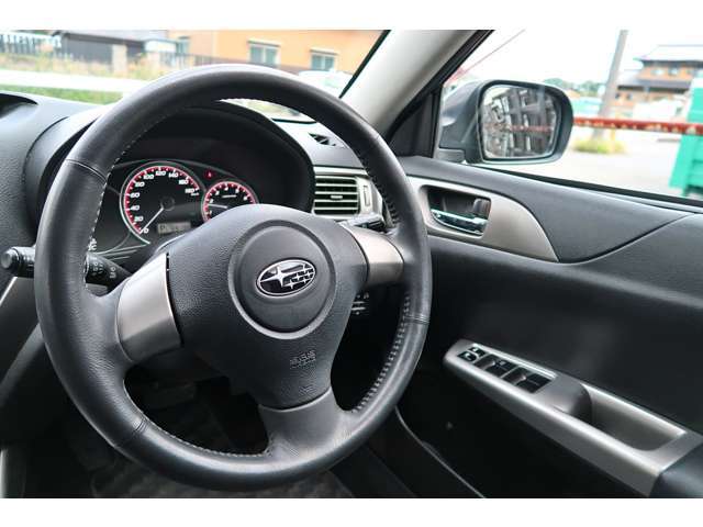 ステアリングはグリップ感の良い革巻きステアリングです♪擦れや汚れも無くキレイです☆