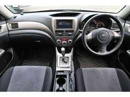 ブラックベースのシンプルで扱いやすい内装です☆