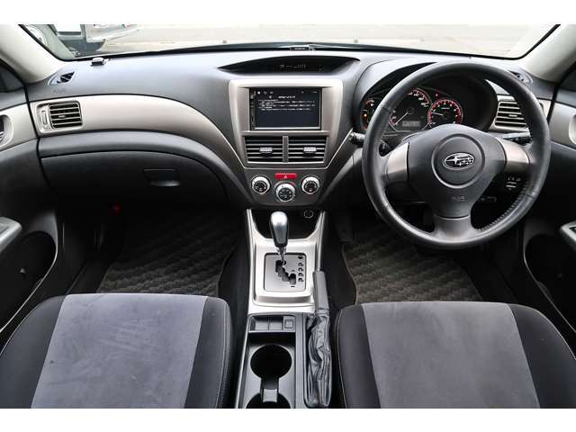 ブラックベースのシンプルで扱いやすい内装です☆