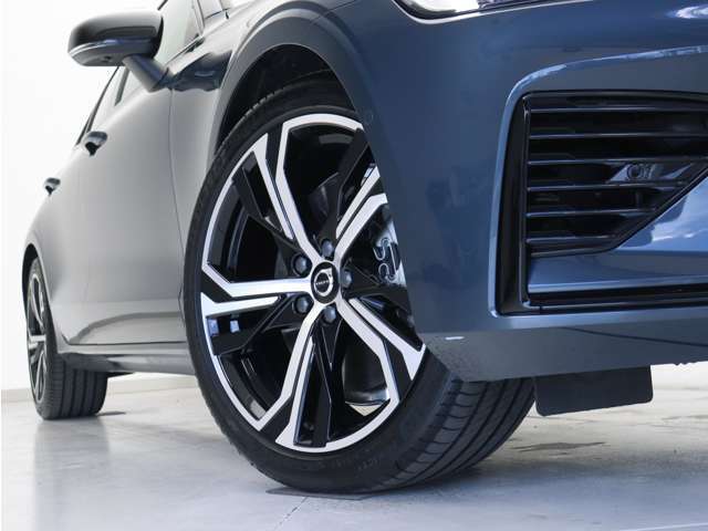 ダイヤモンドカット/ブラック5トリプルスポーク8.0J×19インチアルミホイール。衝突回避・被害軽減ブレーキシステムやパイロット・アシストなど、数多くの先進安全・運転支援機能を標準装備。