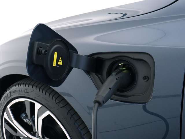専用コードを接続するだけで簡単に充電が行えます。プラグインハイブリッドモデルRecharge T6 AWD PHEVは、走行中の充電のほか、自宅などに設置された充電機器からの充電が可能です。