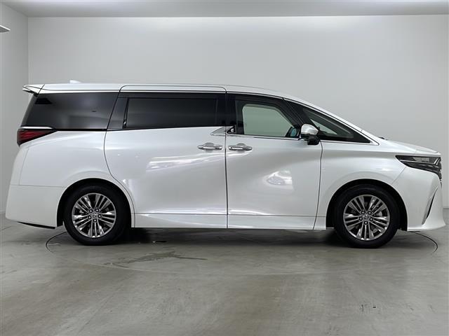 【右】商談ルームには「キッズスペース」を完備しています。DVD、ブロック、絵本、おままごとセット。お子様連れでも、ゆっくりとお車をお選びいただけます！