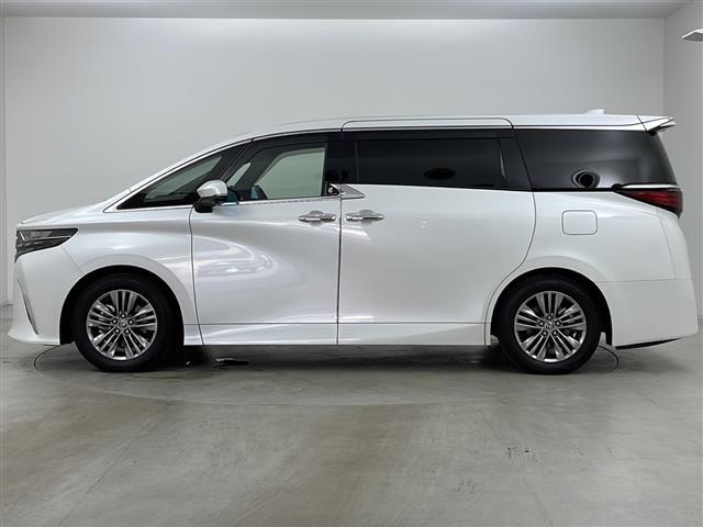 【左】当社基準による調査の結果、修復歴車と判断された車両は一部店舗を除き、販売を行なっておりません。万一、納車時に修復歴があった場合にはご契約の解除等に応じます。