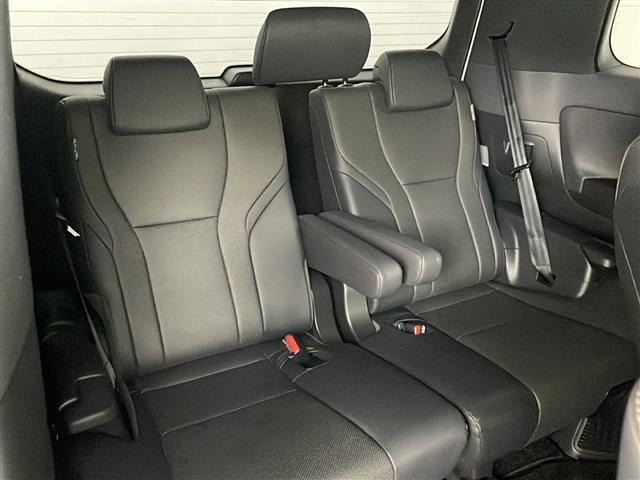 【後部座席】後席もゆったりドライブを楽しめます。内外装はプロこだわりのクリーニングで清潔なおクルマでご納車させていただきます！店舗での現車確認も承っています！