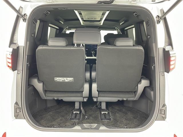 【トランク】積み込みやすくて、たっぷり積める荷室です。シートアレンジできるものは、乗車人数と荷物の量や大きさによってシートを動かすことができるので、より快適なドライブが可能です！