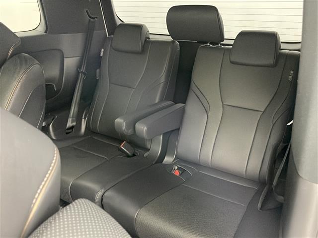 【後部座席】後席もゆったりドライブを楽しめます。内外装はプロこだわりのクリーニングで清潔なおクルマでご納車させていただきます！店舗での現車確認も承っています！