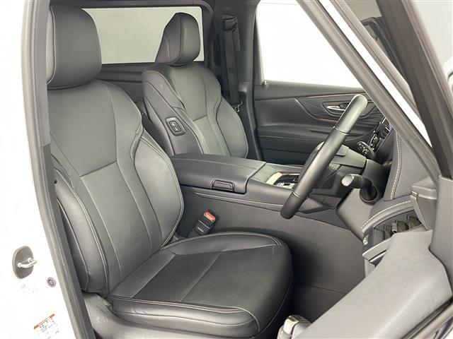 【運転席】座り心地が良いシートなので長時間の運転でも快適にお過ごしいただけます。新品のフロアマットのご注文も可能です。掲載箇所以外にご希望の写真がございましたらお気軽にお問い合わせ下さい。