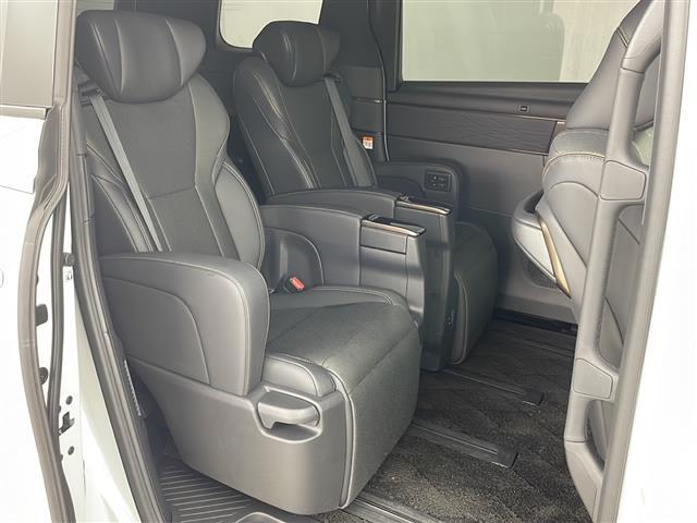 【後部座席】後席もゆったりドライブを楽しめます。内外装はプロこだわりのクリーニングで清潔なおクルマでご納車させていただきます！店舗での現車確認も承っています！