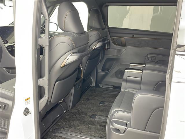 【後部座席】後席もゆったりドライブを楽しめます。内外装はプロこだわりのクリーニングで清潔なおクルマでご納車させていただきます！店舗での現車確認も承っています！