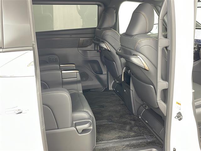 【後部座席】後席もゆったりドライブを楽しめます。内外装はプロこだわりのクリーニングで清潔なおクルマでご納車させていただきます！店舗での現車確認も承っています！