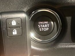 【キーレススタートシステム】カバンやポケットに入れたままでもドアの施錠・解錠が可能なスマートキーを装備。エンジンのオン・オフ時もカギを取り出す必要が無いからとっても便利です♪