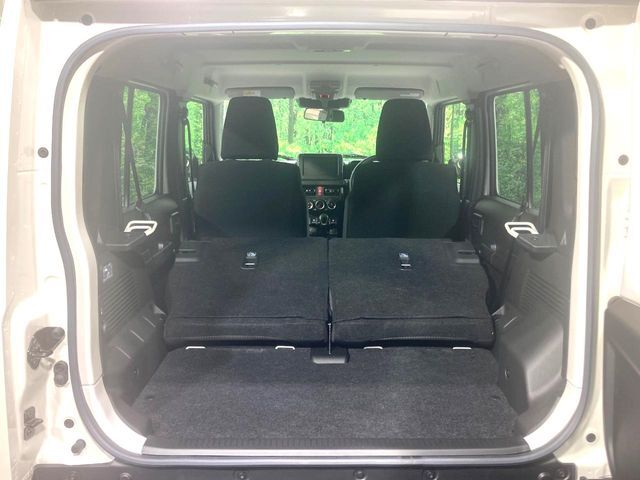 後席を格納すると、これだけの広さが！シーンに合わせたシートアレンジで、大きな荷物も積むことが出来ます♪