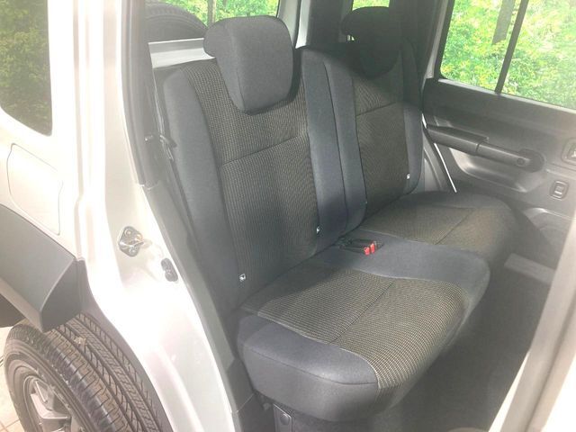 広々とした2列目シートは居住性が高く、居心地も快適！友達や家族とのお出かけにぴったりです。ベビーシートやチャイルドシート使用時も快適にお過ごしいただける十分な空間を確保しています。