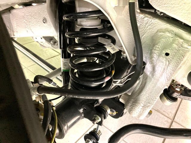 お車を安心してお乗りいただく為には、足回りの定期点検が欠かせません。サービスサポート（有償保証）では無料点検もご提供しており、安心のカーライフをお過ごしいただけるサポート体制が整っています。