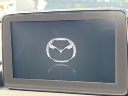 【8インチマツダコネクト】車内の雰囲気にマッチした大型のディスプレイ。スマホ接続でのナビ使用やBluetooth再生等、様々な機能が楽しめます。直感的なダイヤル操作が可能で、使い勝手も良好です。