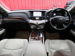 白色ベースの落ち着いたコクピット。ゆったりしてます