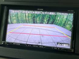 【バックカメラ】駐車時に後方がリアルタイム映像で確認できます。大型商業施設や立体駐車場での駐車時や、夜間のバック時に大活躍！運転スキルに関わらず、今や必須となった装備のひとつです！