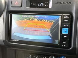 【バックカメラ】駐車時に後方がリアルタイム映像で確認できます。大型商業施設や立体駐車場での駐車時や、夜間のバック時に大活躍！運転スキルに関わらず、今や必須となった装備のひとつです！