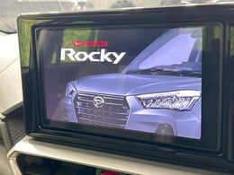【ディスプレイオーディオ】お持ちのスマホやMP3プレイヤーとの無線接続で音楽再生が可能！コードで繋ぐわずらわしさも無く、手軽にお気に入りの音楽を楽しめます。