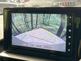 【バックカメラ】駐車時に後方がリアルタイム映像で確認できます。大型商業施設や立体駐車場での駐車時や、夜間のバック時に大活躍！運転スキルに関わらず、今や必須となった装備のひとつです！