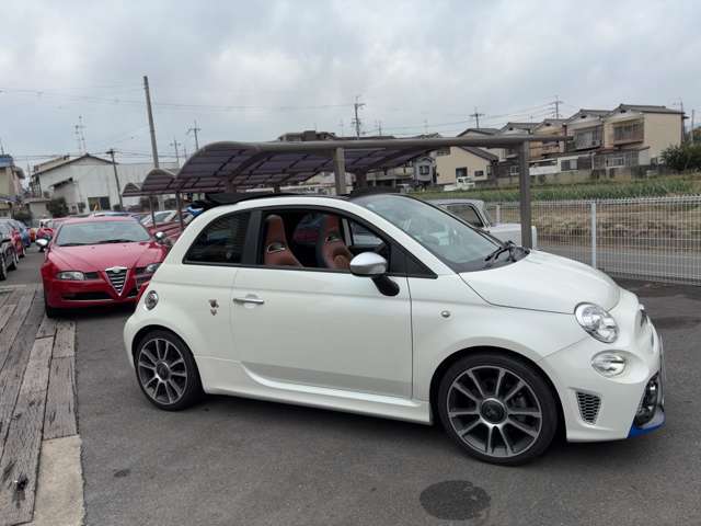 オープンでもガッチリ剛性のあるボディ。