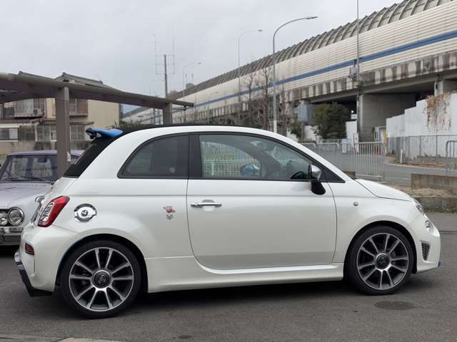 サイドマーカーはシーケンシャルLEDタイプへ換装。純正アルミ美品です。ホイールキャップは全て新品。