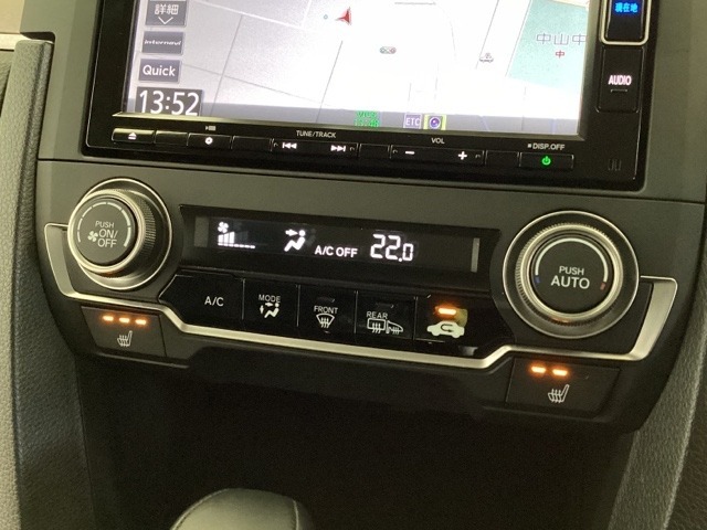 エアコン操作パネル内のシートヒータースイッチは運転席用で3段階の温度設定ができます。