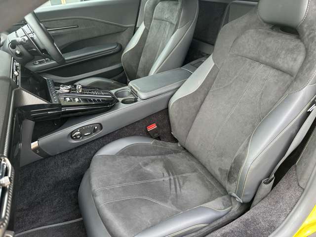 シートエアコンが備わっており、夏の暑い時期にも快適に運転を行うことが可能となっております。