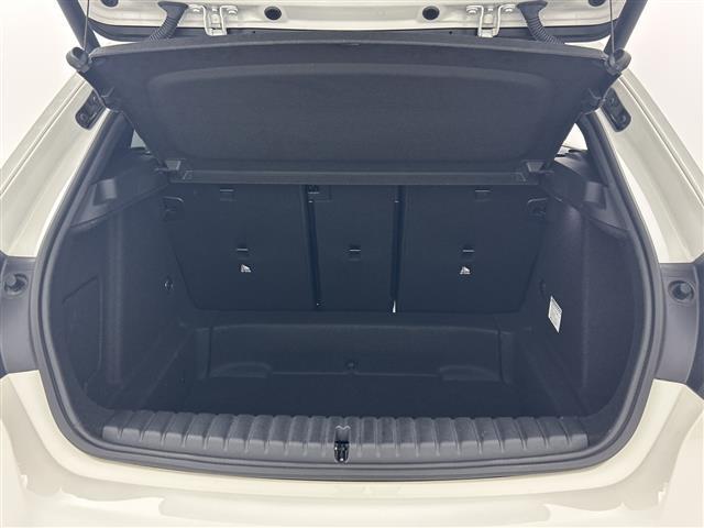 【トランク】積み込みやすくて、たっぷり積める荷室です。シートアレンジできるものは、乗車人数と荷物の量や大きさによってシートを動かすことができるので、より快適なドライブが可能です！