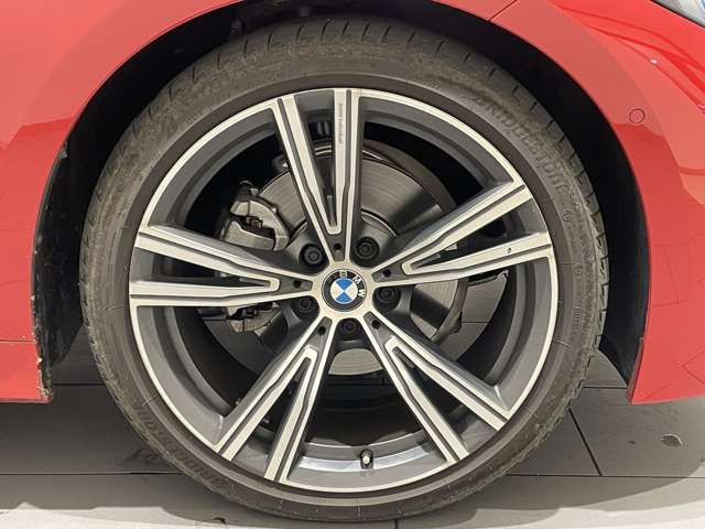 サービスにはドイツ本国と同様に教育と訓練を受け、BMWを知り尽くした「マイスター」が数多く在籍しております。360度による納車前点検整備で、お客様に安心と安全をお届けいたします。