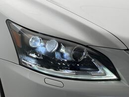 【三眼LEDヘッドライト】スタイリッシュな見た目の三眼LEDヘッドライトを装備♪スタイルだけでなく、夜間の走行も視界良好で安心してお乗りいただけます。