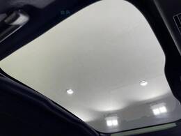 【ガラスルーフ】ガラスルーフ搭載で車内の解放感が一気にアップ！開放的なドライブをお楽しみいただけます。