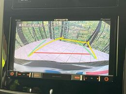 【バックカメラ】駐車時に後方がリアルタイム映像で確認できます。大型商業施設や立体駐車場での駐車時や、夜間のバック時に大活躍！運転スキルに関わらず、今や必須となった装備のひとつです！
