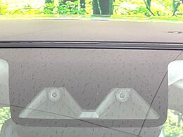 【衝突軽減装置】走行中に前方の車両等を認識し、衝突しそうな時は警報とブレーキで衝突回避と被害軽減をアシスト。より安全にドライブをお楽しみいただけます。