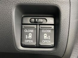 【両側パワースライドドア】スマートキーや運転席のスイッチで後席両側スライドドアの開閉が可能♪電動だから力を入れてドアを開ける必要が無く、小さなお子様でも簡単に開け閉めでき快適です♪