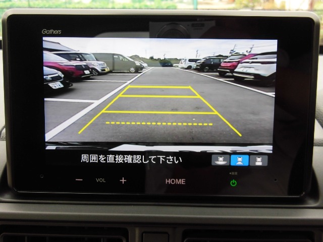 ホンダ純正ナビです。リバース時にはリアカメラにより後方の確認も可能です。「ノーマル・ワイド・トップダウンビュー」の3つから状況に合わせて切り替え可能です。