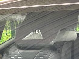 【プリクラッシュセーフティ】前方の車両等を検知し、衝突しそうな時は警報で注意を促し、ブレーキを踏む力をサポート。ブレーキを踏めなかった場合は衝突被害軽減ブレーキが作動、衝突回避をサポートします。