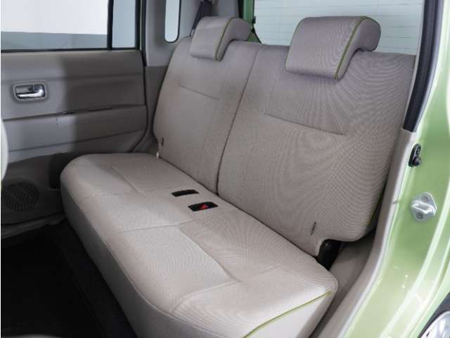 家族やご友人とBBQに行くとき、楽しさは道中の車内から始まっています！このベンチシートに座って、みんなで和気あいあい盛り上がりましょう！